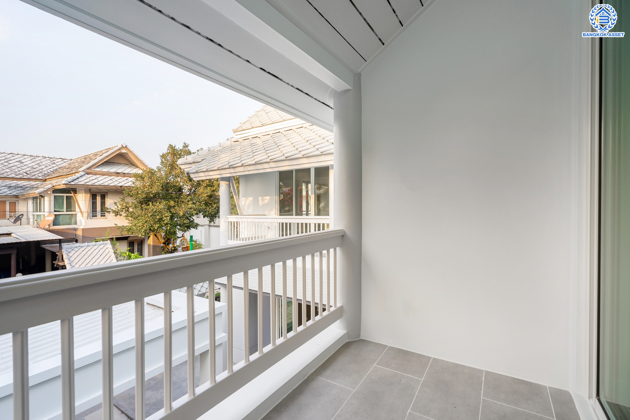 บ้านมือสองตกแต่งใหม่ ม.โนเบิลวานา ปิ่นเกล้า1 บ้านเดี่ยวหลังใหญ่ เนื้อที่ 65.6 ตร.ว. ฟังก์ชัน 3 ห้องนอน 4 ห้องน้ำ 1 ห้องแม่บ้าน จอดรถได้ 2 คัน บนสุดยอดทำเลเดินทางสะดวก หน้าโครงการติดถนนใหญ่บรมราชชนนี ใกล้ทางคู่ขนานลอยฟ้าบรมราชชนนี ม.มหิดล เซ็นทรัลศาลายา และรายล้อมด้วยสิ่งอำนวยความสะดวกครบ